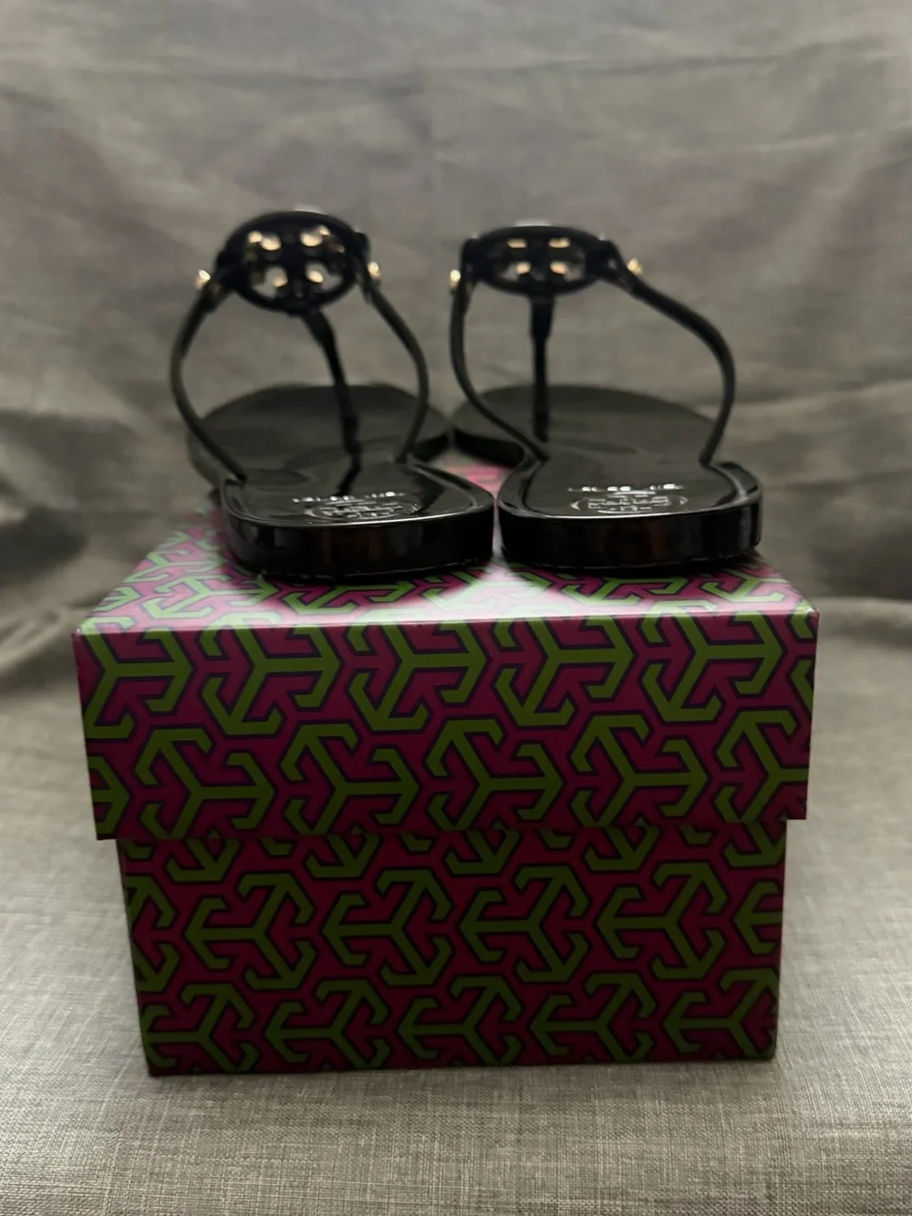 Tory Burch Black Patent Mini Miller Thong Sandal with Gold Logo - Picture 5 of 6
